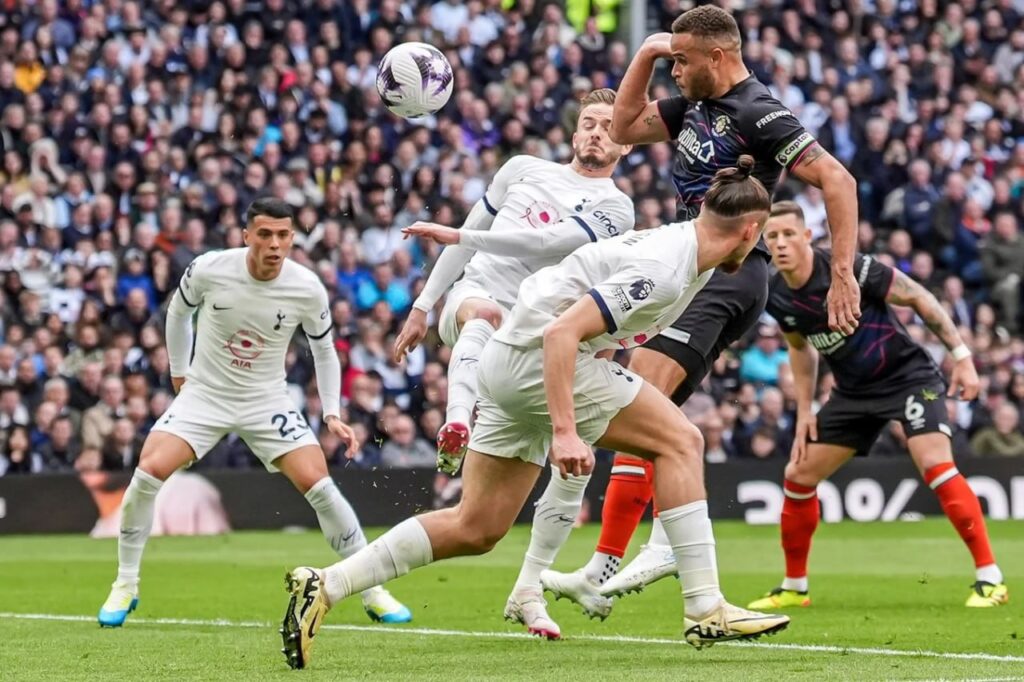 Tottenham hết hy vọng tham dự UEFA Champions League.