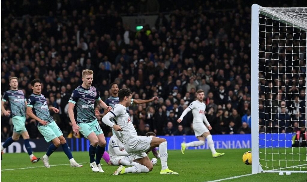 Trong một ngày mà Son Heung Min tàng hình xuyên suốt trận đấu, Tottenham đã phải nhận cái kết thảm khi bị Chelsea đánh bại hai bàn không gỡ.